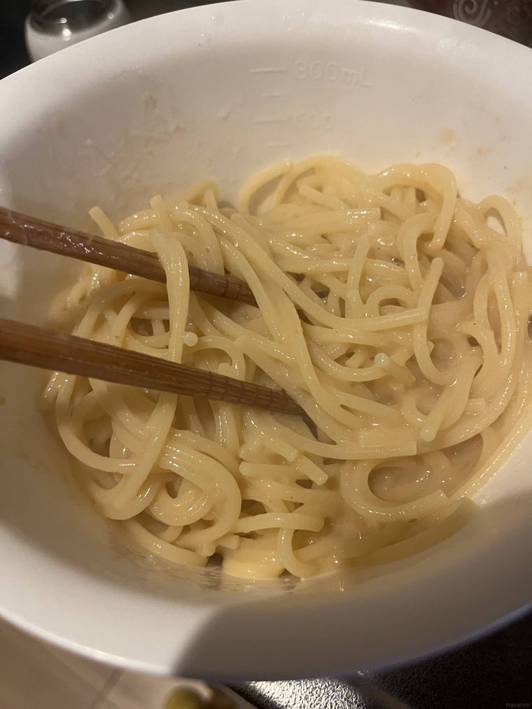 西洋料理店のかにクリームパスタソースとパスタを混ぜている様子