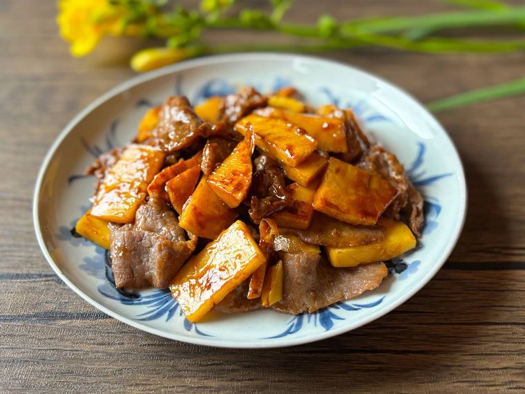 和皿に盛られたたけのこと牛肉の中華炒め