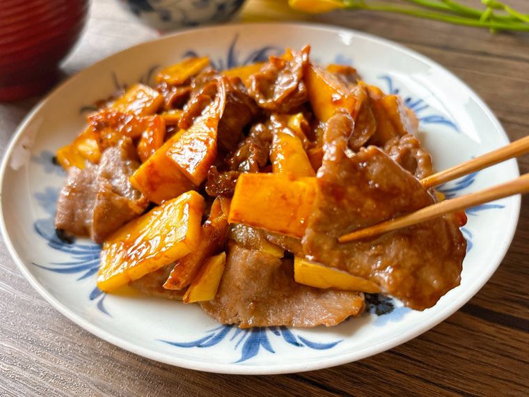 たけのこと牛肉の中華炒めを箸あげする様子