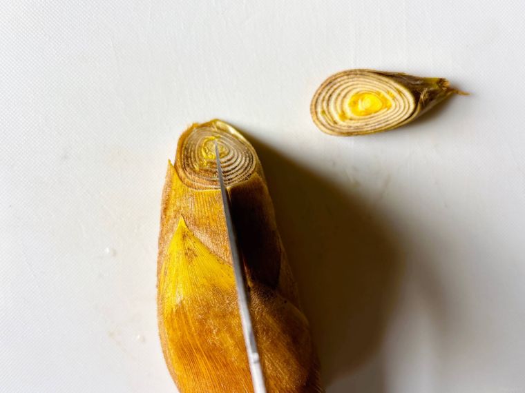 たけのこに切り込みを入れる様子