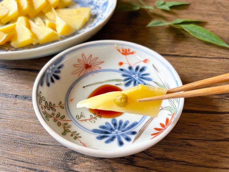 たけのこの刺身をわさび醤油で食べる様子