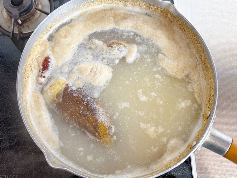 ゆでたたけのこをそのまま鍋で冷ます様子