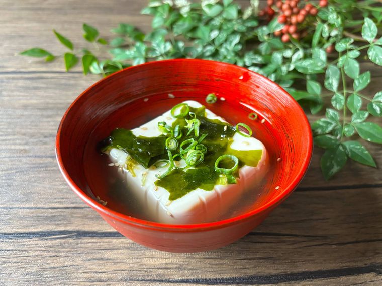 赤色のお椀に盛られた夜食向けのわかめスープ風温奴