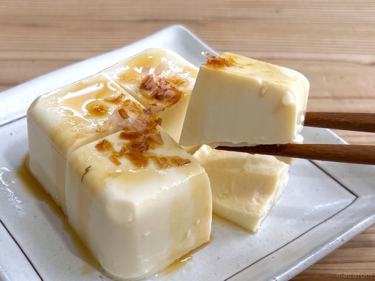 冷奴を箸で持ち上げている様子