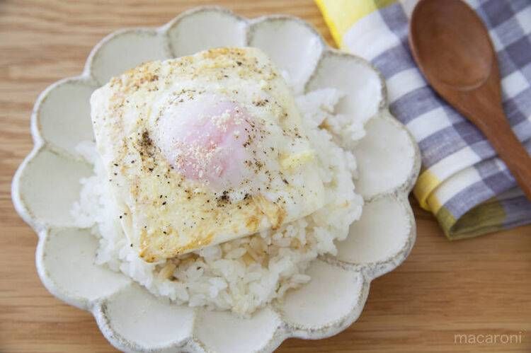 白い皿に盛り付けられた豆腐と温泉卵の丼