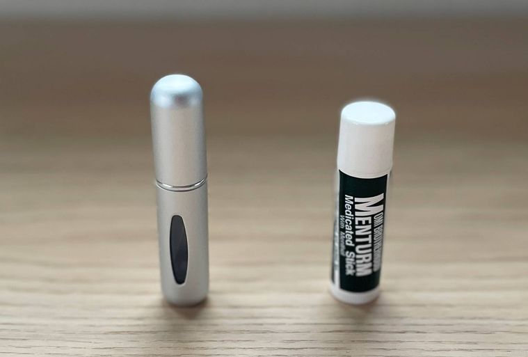 充填式アトマイザーとリップを並べた写真