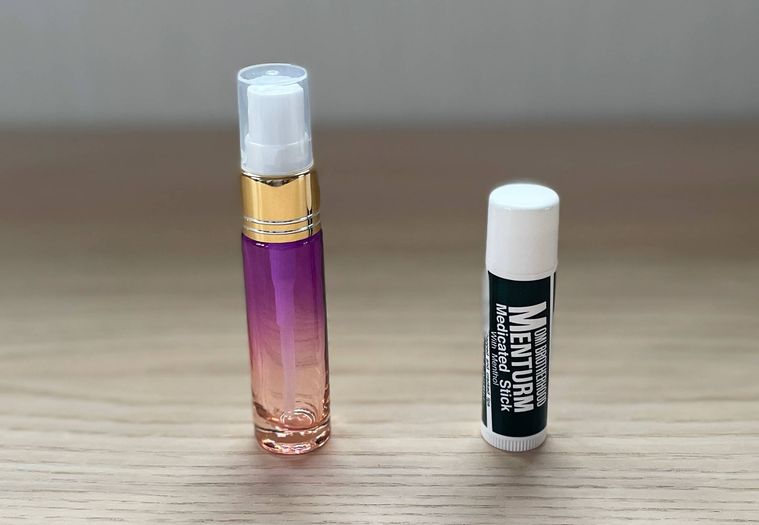 ガラスアトマイザーとリップを並べた写真