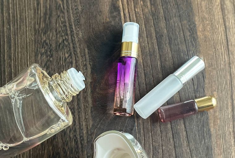 アトマイザーと化粧水のボトル