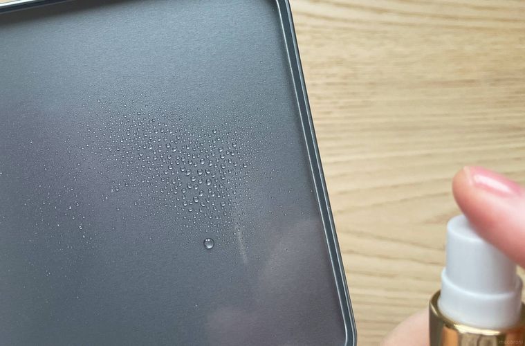 アトマイザーを吹き付けている様子