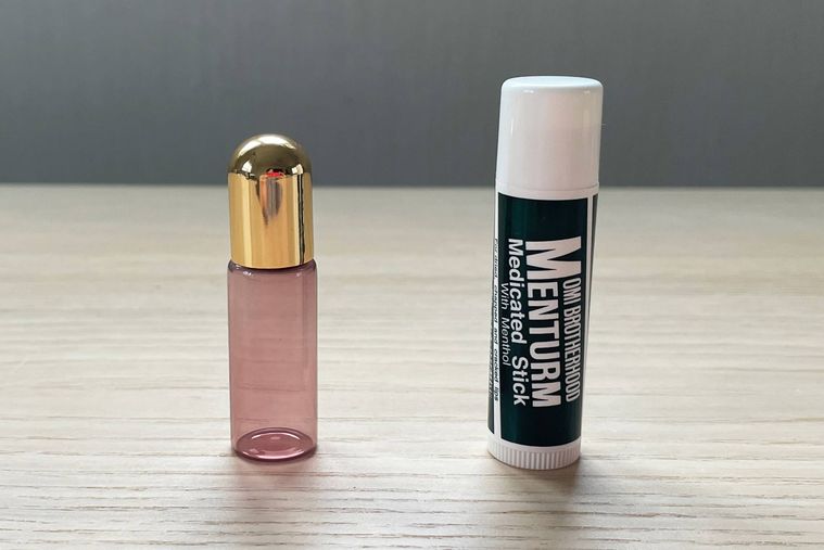 ガラスアトマイザーとリップを並べた写真