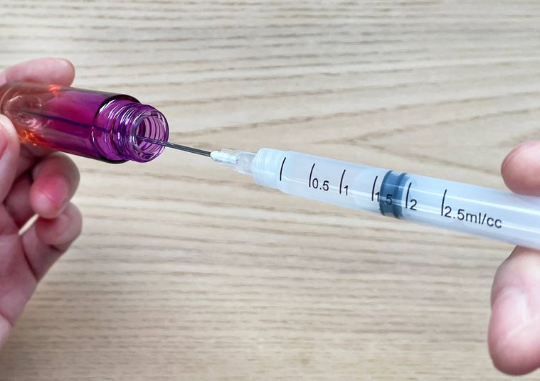 シリマーを使ってアトマイザーに補充している様子