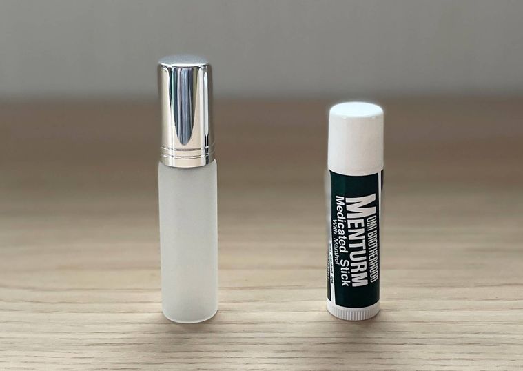 ガラスアトマイザー フロストとリップを並べた写真