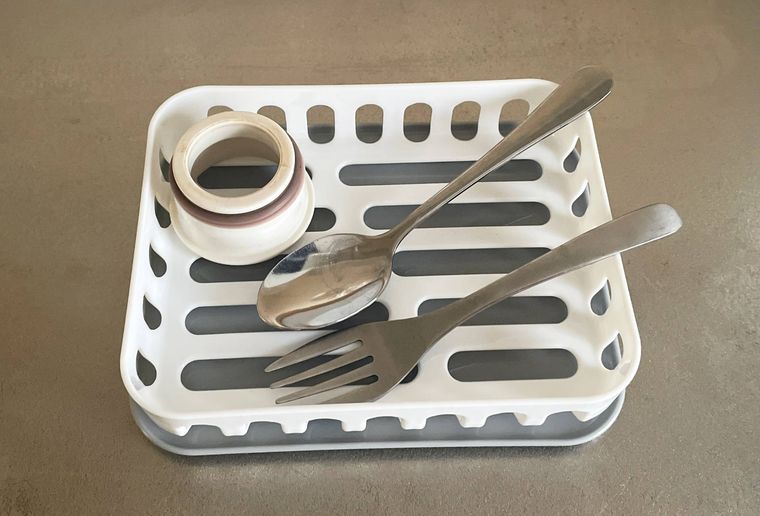 ミニ水切りかごトレー付で小物を乾かしている様子