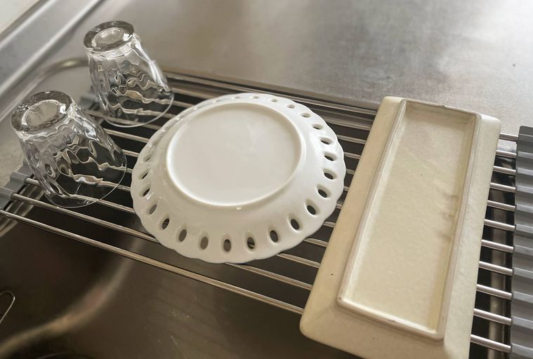 たためる水切りラックで食器を乾かしている様子