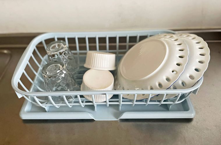 セリアの水切りかごを使って食器を乾燥させている様子
