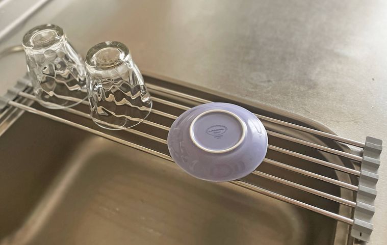たためる水切りラックで食器を乾かしている様子