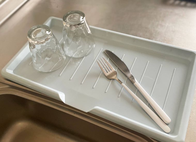 セリアの水切りトレーで食器を乾燥させている様子
