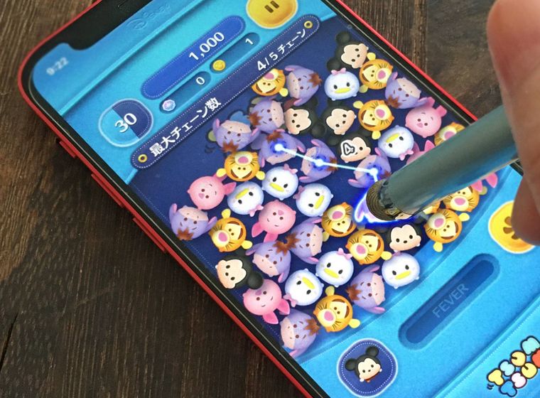 タッチペンでツムツムをプレイしている様子