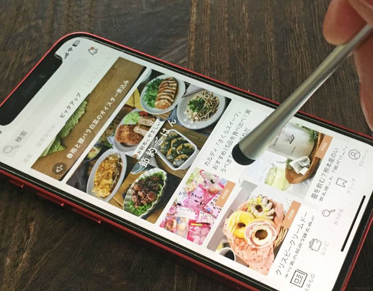 タッチペンでスマホの画面を操作している様子