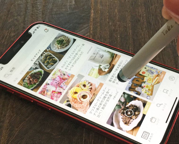 タッチペンでスマホの画面を操作している様子