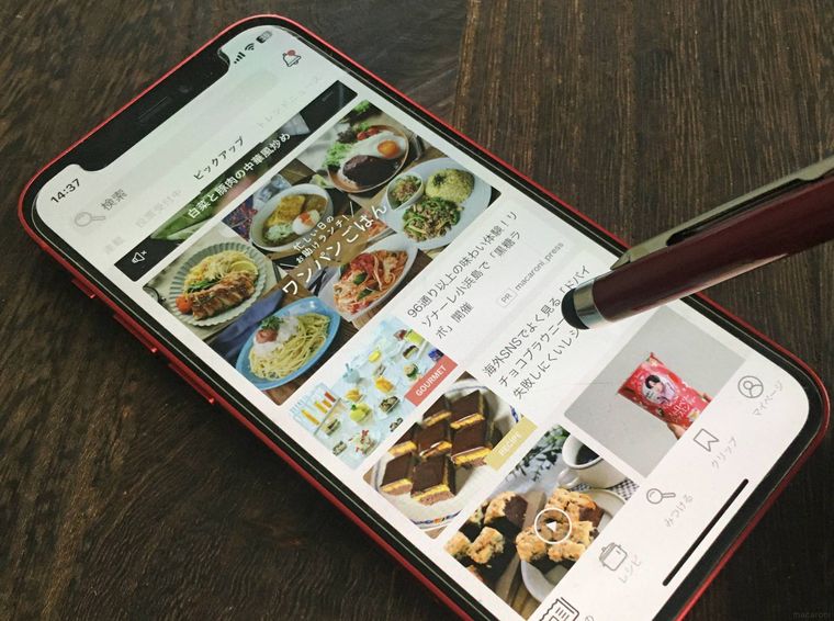 タッチペンでスマホの画面を操作している様子