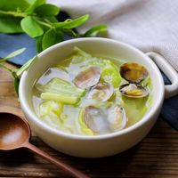 15分で旨みたっぷり あさりとキャベツのコンソメスープ