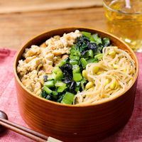 15分で完成節約食材で 厚揚げそぼろの三色弁当