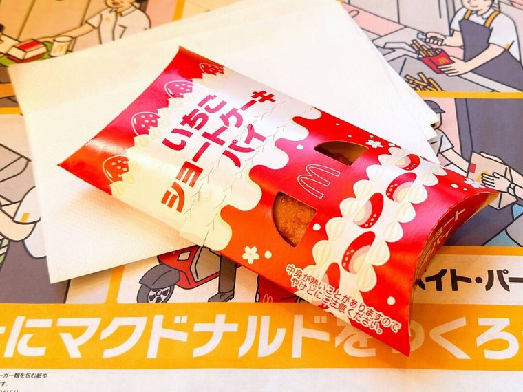 パッケージに入れられたマクドナルドのいちごショートケーキパイが置かれている様子