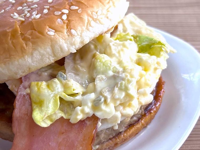 マクドナルドの瀬戸内レモンタルタルベーコンてりたまを皿に盛り付けた様子