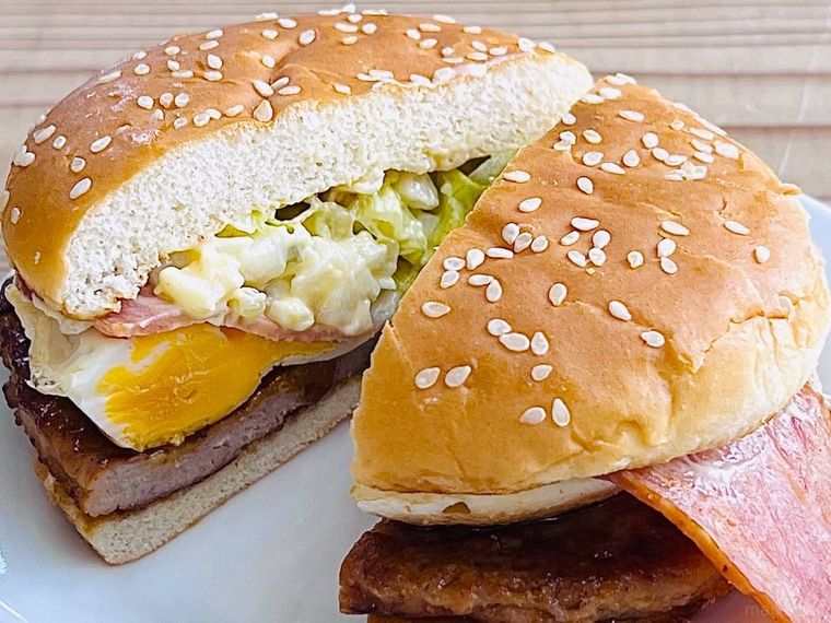 マクドナルドの瀬戸内レモンタルタルベーコンてりたまを半分にカットした様子