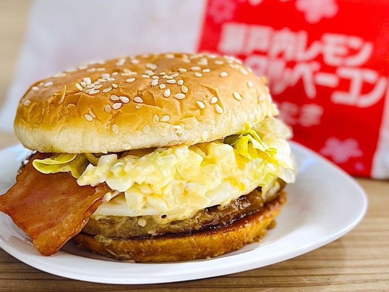 マクドナルドの瀬戸内レモンタルタルベーコンてりたまを皿に盛り付けた様子