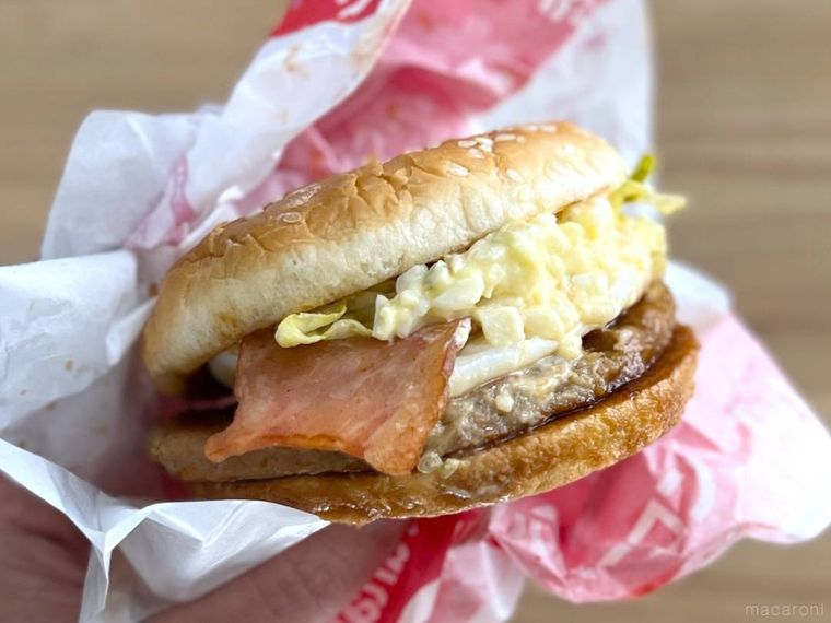 マクドナルドの瀬戸内レモンタルタルベーコンてりたまを手で持っている様子