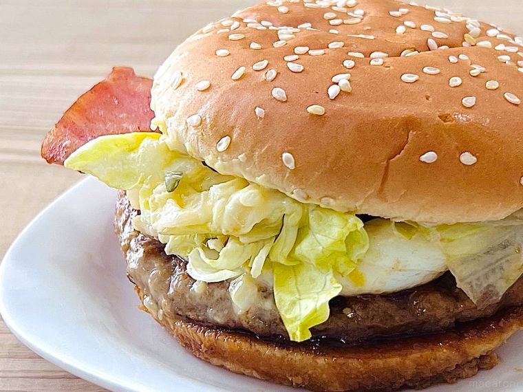 マクドナルドの瀬戸内レモンタルタルベーコンてりたまを皿に盛り付けた様子