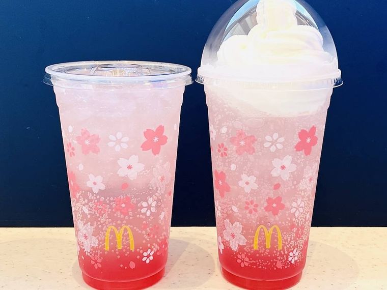 マックフィズ とちおとめ白桃とマックフロート とちおとめ白桃を並べた様子