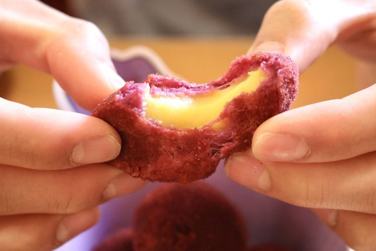 おさつボールを割いている