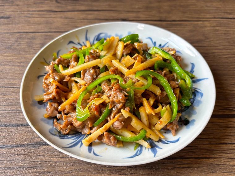 和皿に盛られたたけのこの青椒肉絲