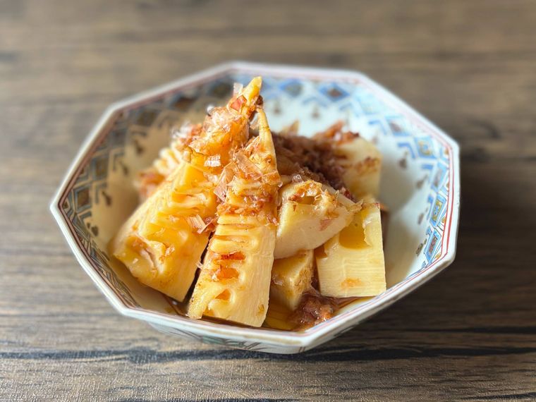 8角形の器に盛られたたけのこの土佐煮