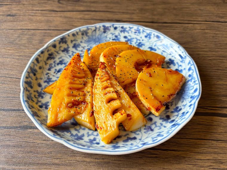 和皿に盛られたたけのこのバター醤油焼き