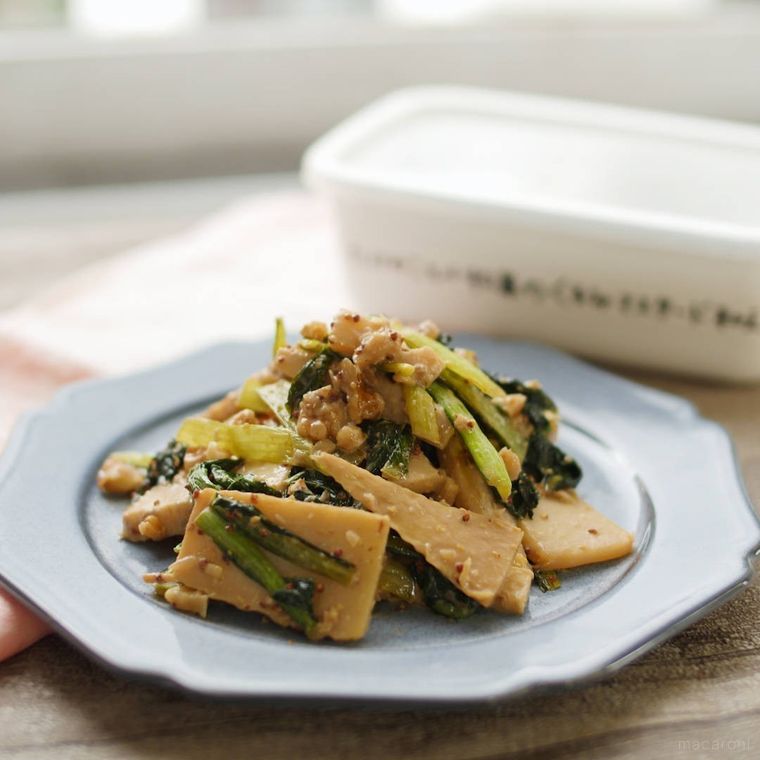 青いプレートに盛り付けたたけのこと小松菜のくるみマスタード和え