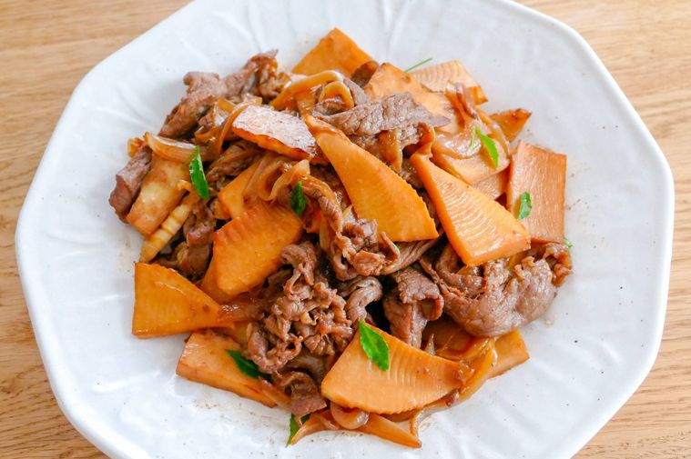 たけのこと牛肉の甘辛炒めを盛り付けた白い大皿