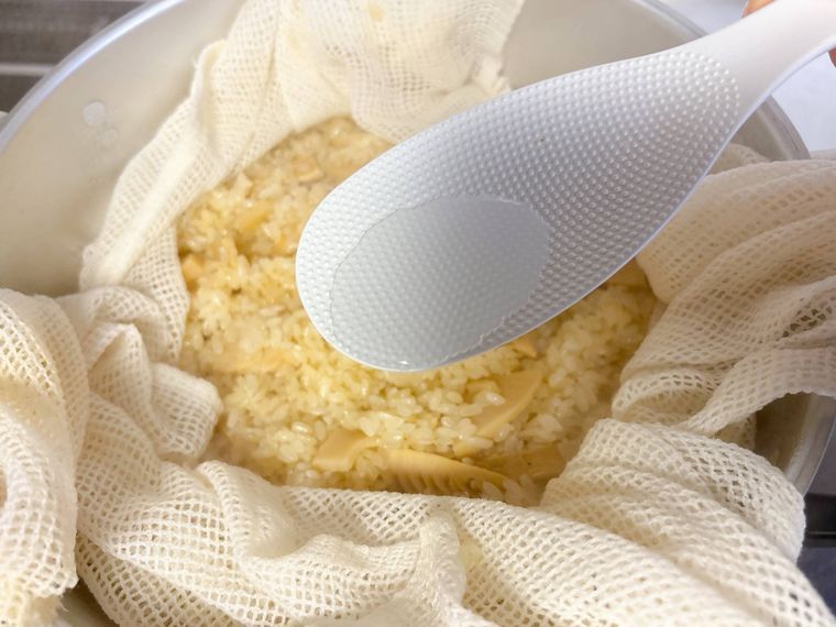 たけのこのおこわに水分を追加する様子