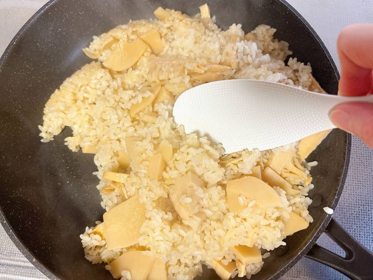 たけのこおこわを混ぜる様子