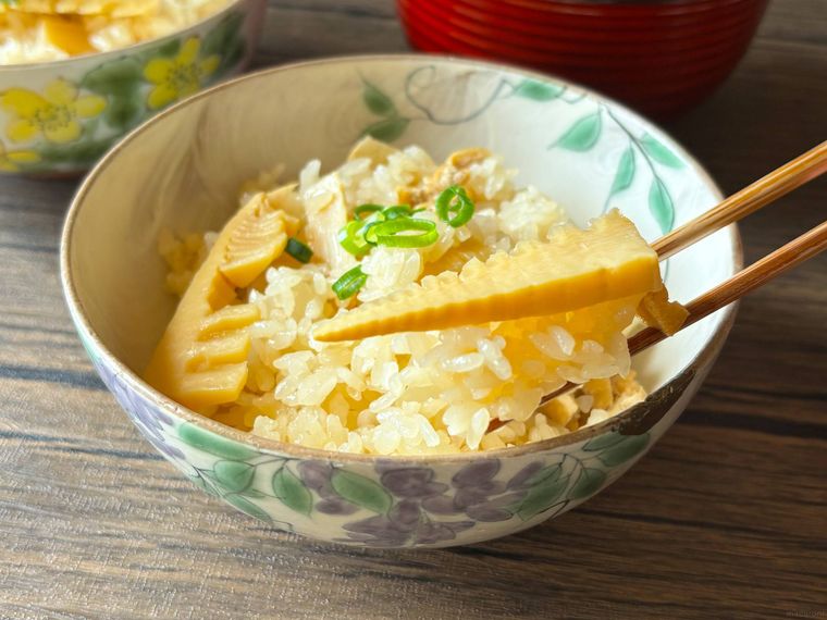 茶碗に盛られたたけのこおこわを箸上げする様子