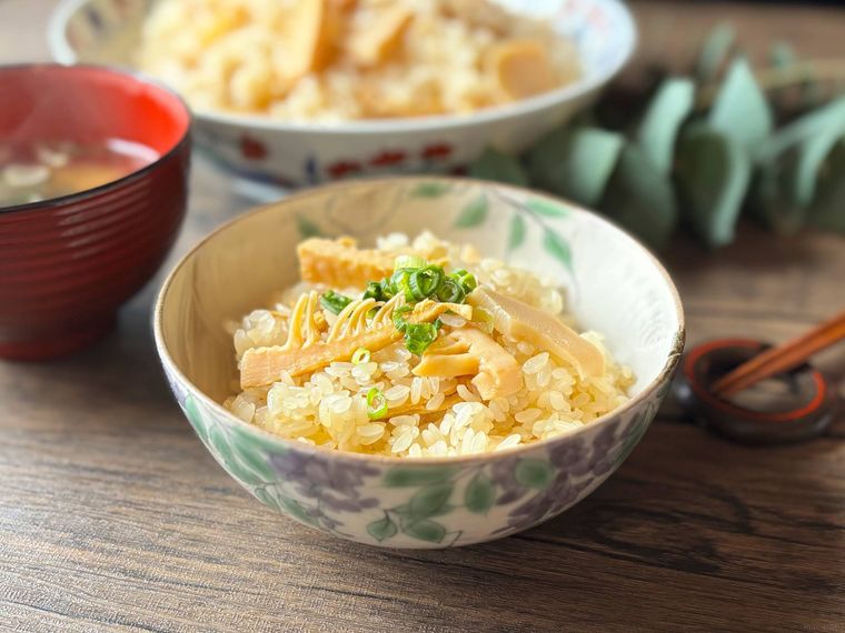 茶碗に盛られたたけのこおこわ