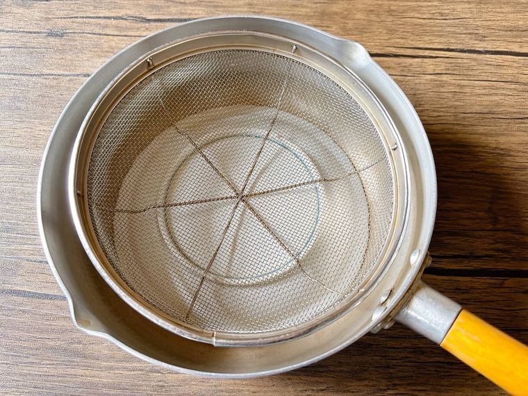 皿にボウルをのせたものを入れた鍋