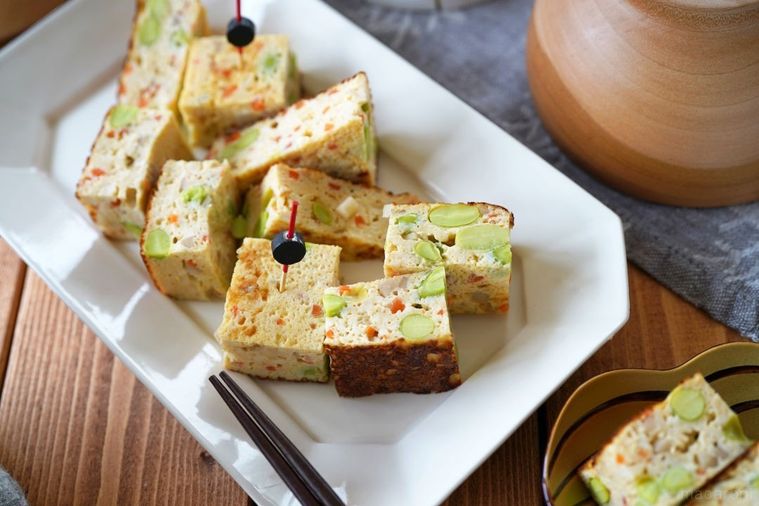 ひと口サイズに切り分けて小皿と大皿に盛り付けた擬製豆腐