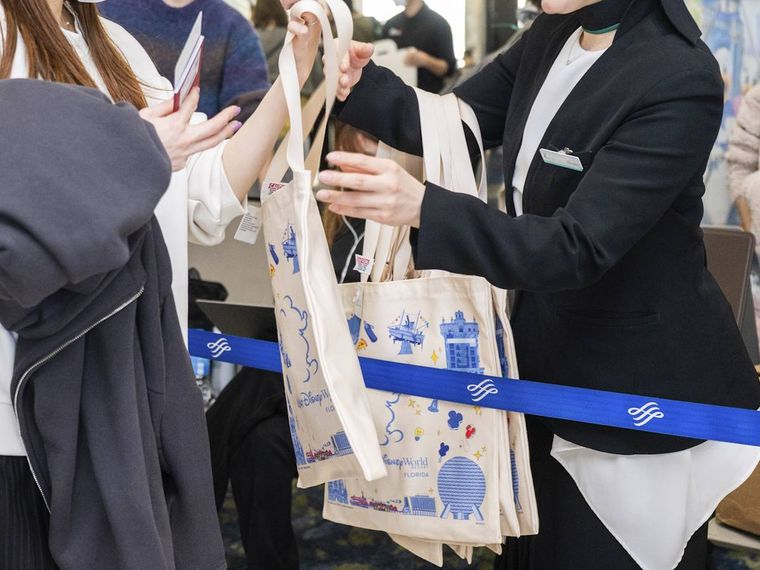 バッグを渡しているところ