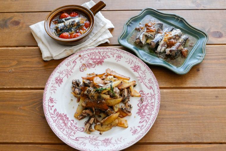 オイルサーディンのおつまみ3種類が並ぶ木製テーブル