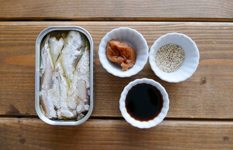 オイルサーディンの梅マリネの材料が並ぶ木製テーブル