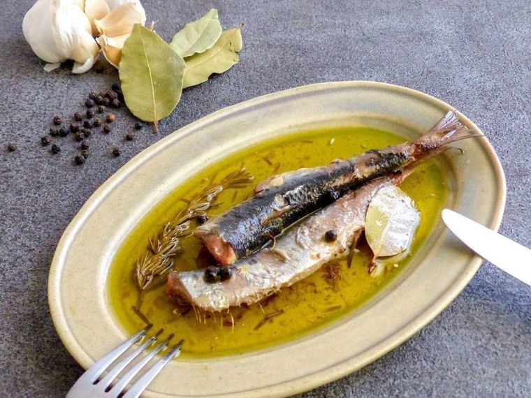 オイルサーディンを盛り付けた皿